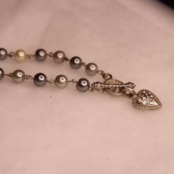 Greay Pearl style bead heart chart bracelet with open latch with metal chain - Picture 3 of 4